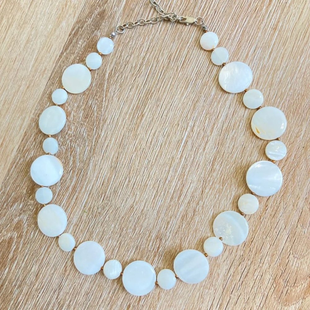 Shimmery white circle stone short necklace